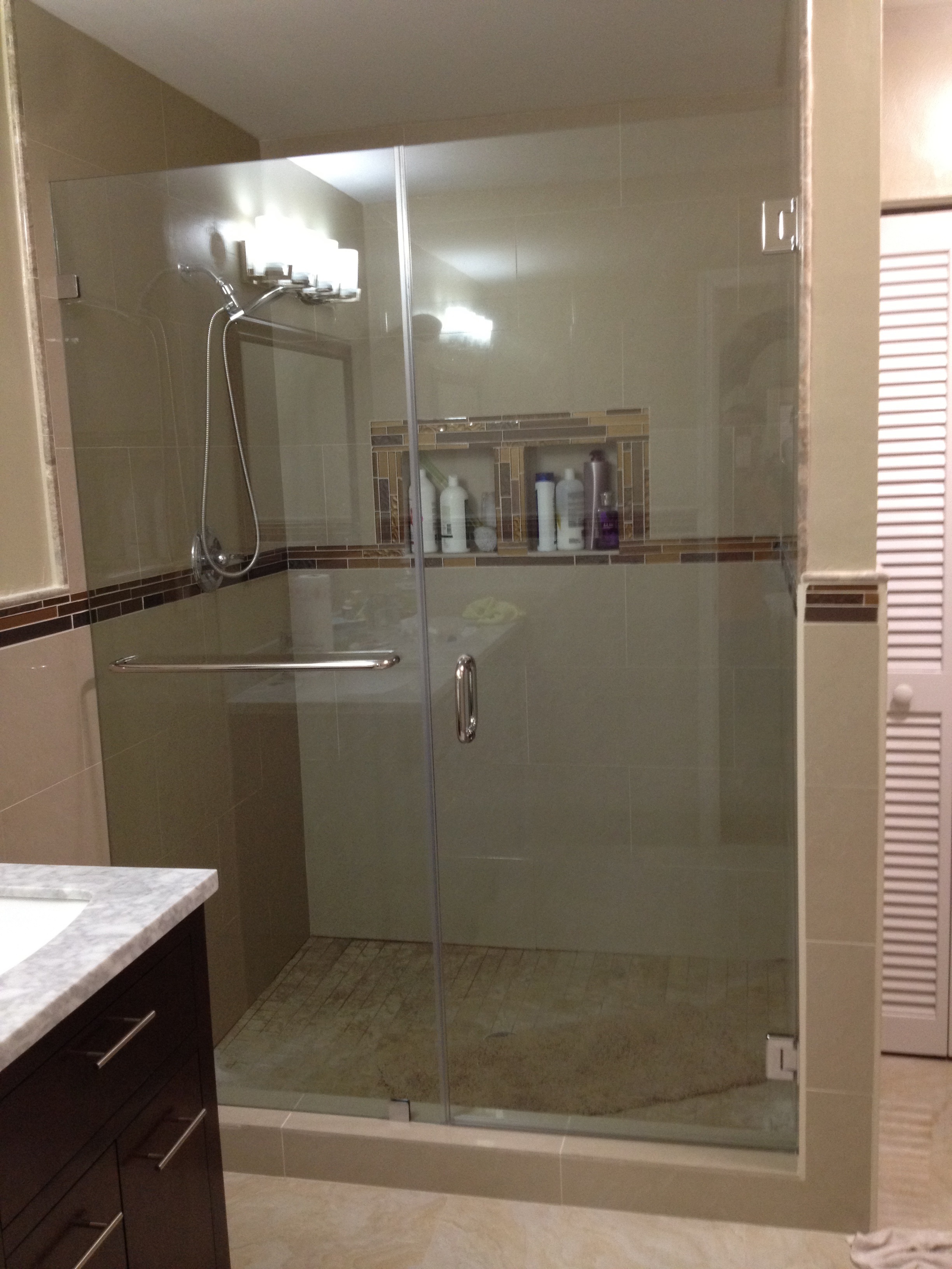 Inline frameless shower 1